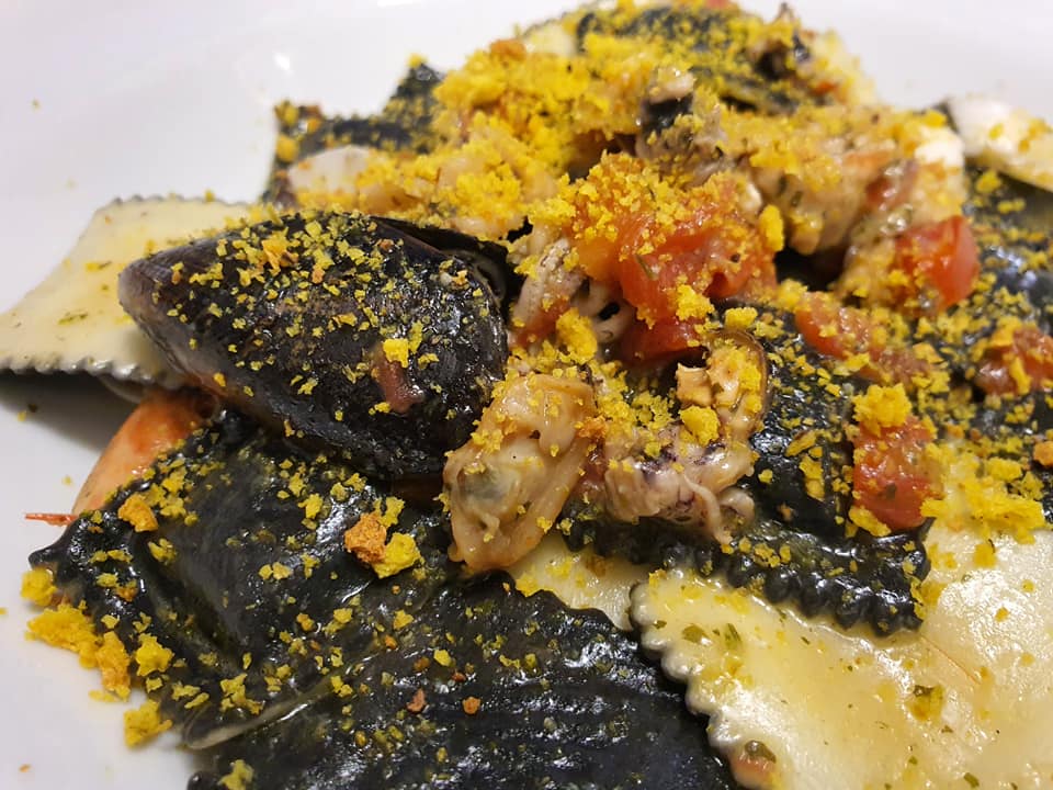 Piatto di spaghetti con speck e tartufo